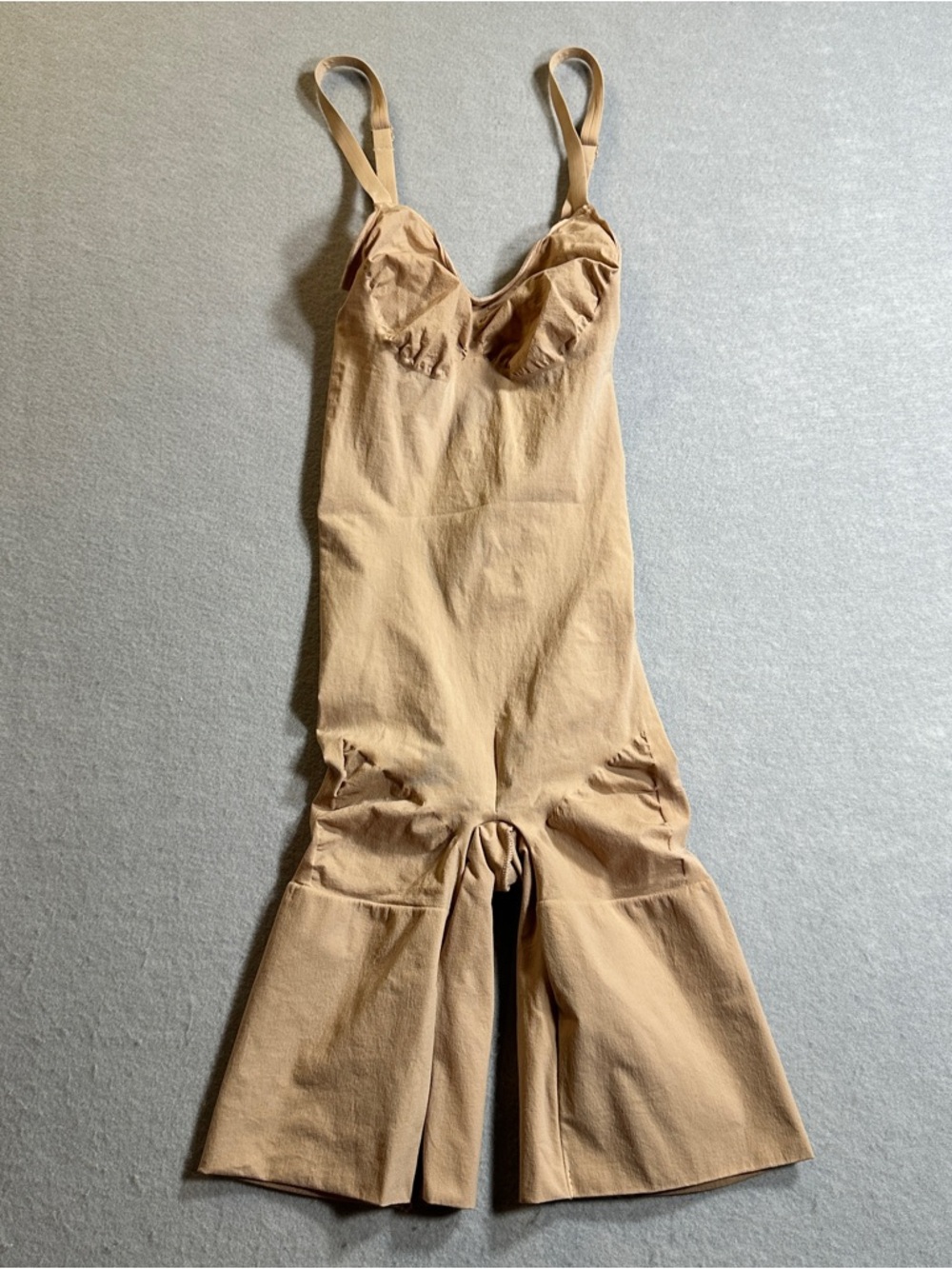 SKIMS Sculpting Bodysuit Shorts Womens Small Open Gusset Shapewear Nude Seamless